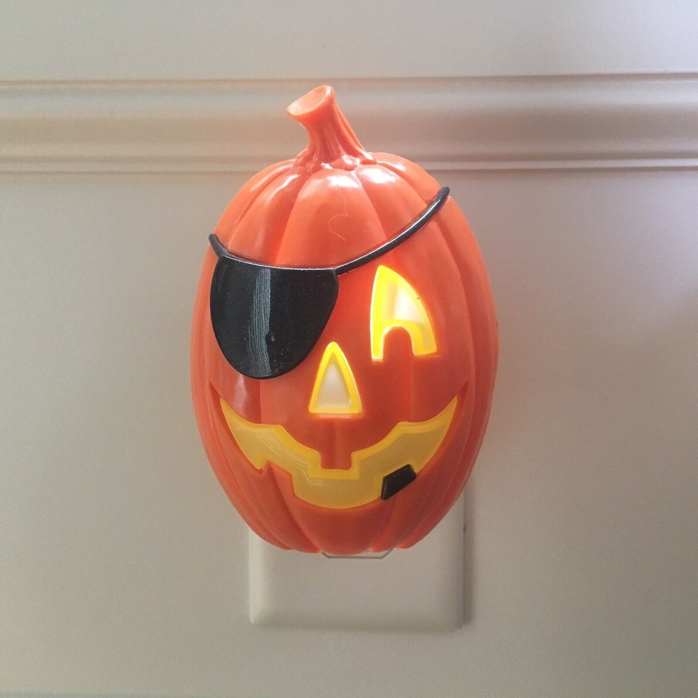 Bath & Body Works Light Up Eye Patch PUMPKIN Wallflowers Plug In Unit Slatkin Co